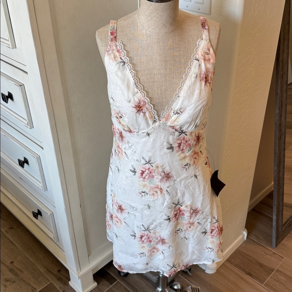 NWT LuLu’s M Sincerely Cute White Floral Burnout Lace Slip Mini